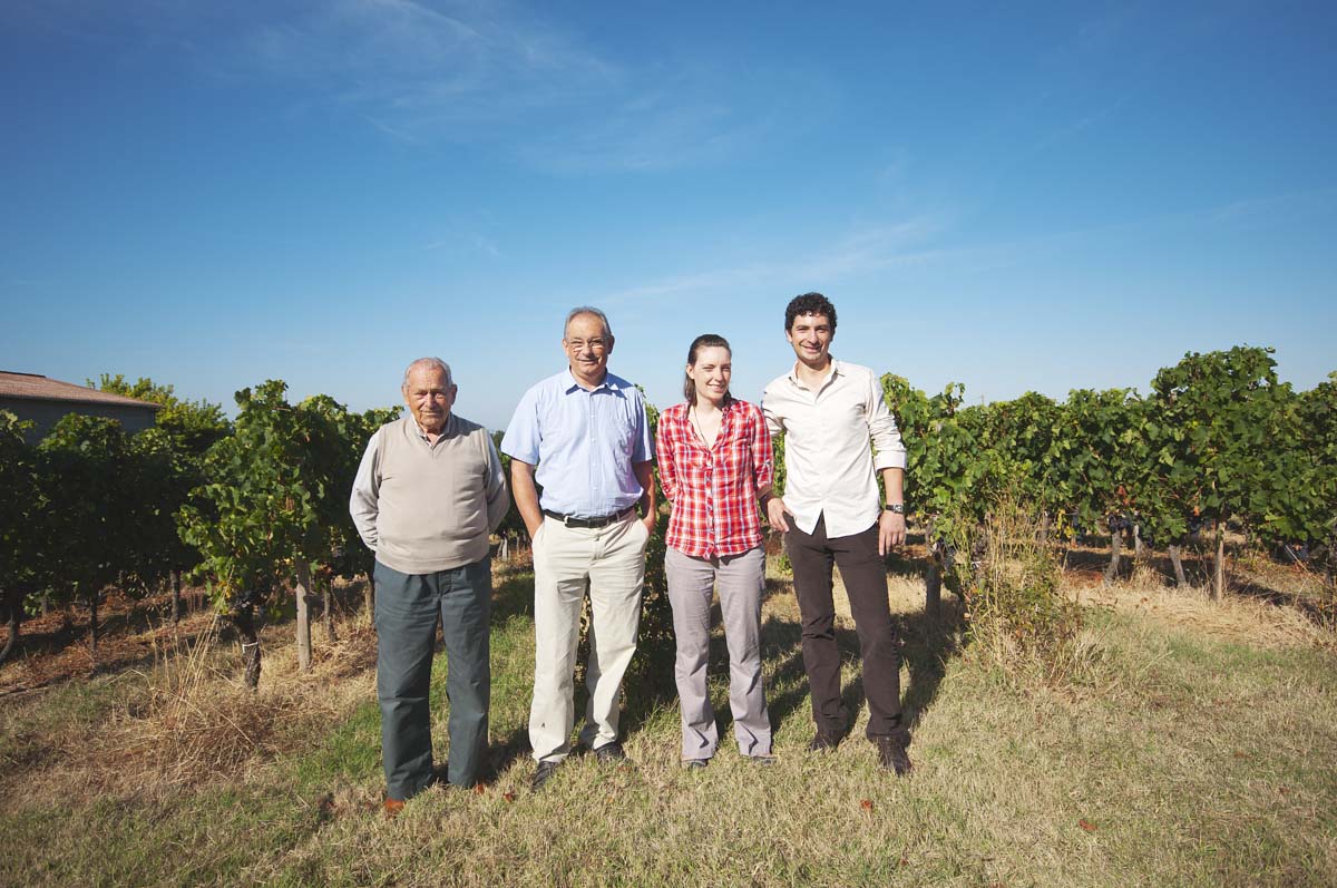 Famille Bonneau dans les vignes du domaine Château Haut-Grelot en Gironde